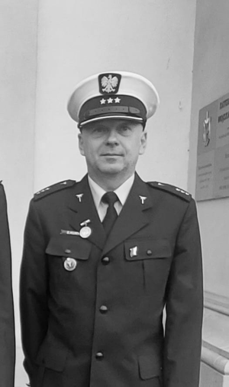 Inspektor ITD Sebastian Kuryś w mundurze.